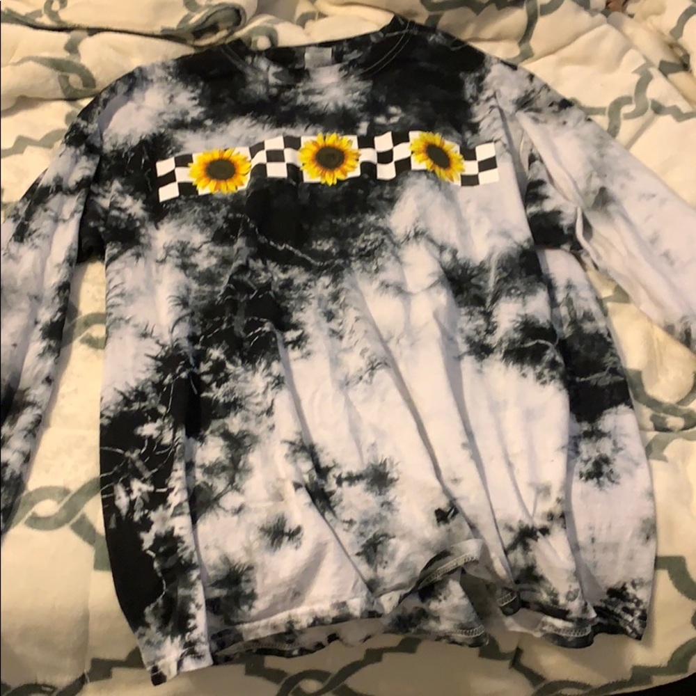 Long-sleeved sunflower and checkerboard shirt